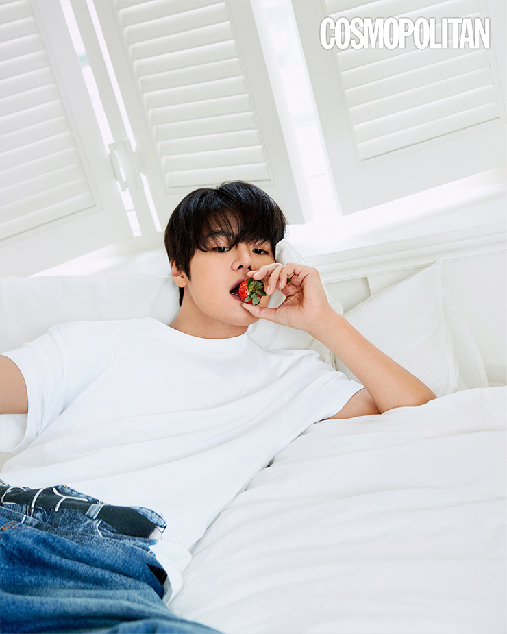 티셔츠와 데님 팬츠 스타일리스트 소장품.