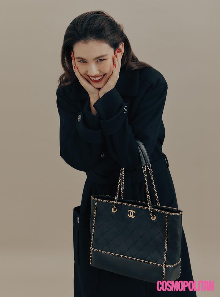 코트, 쇼퍼백 모두 가격미정 샤넬.