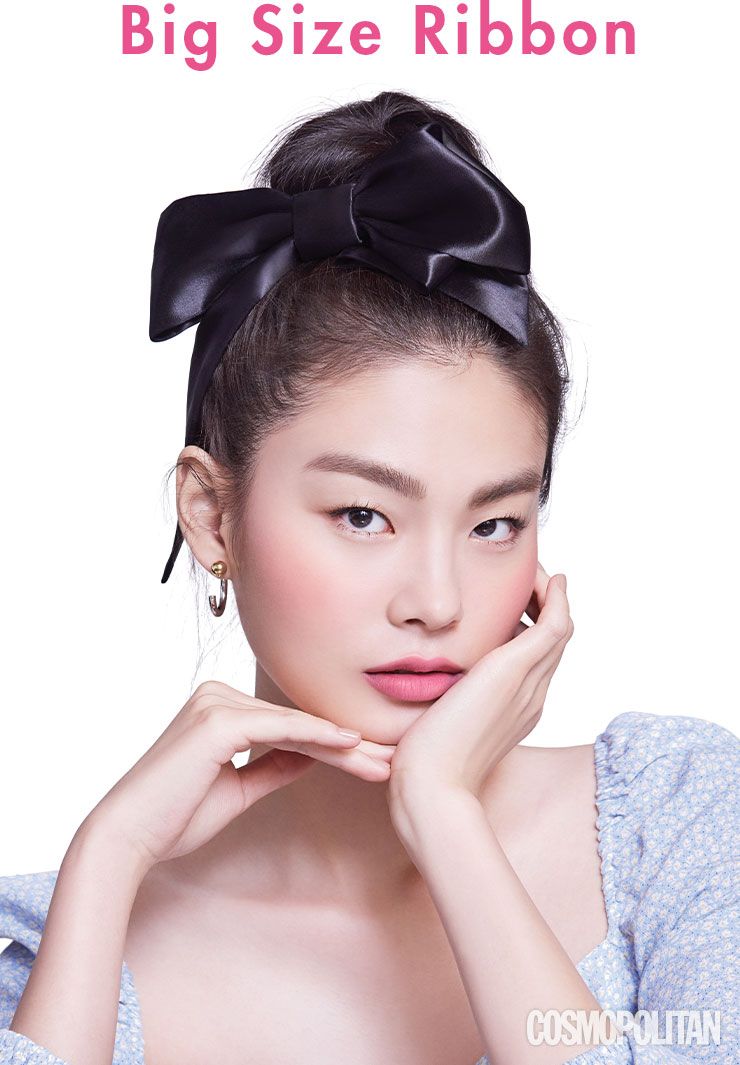 톱 H&M, 헤어핀 엘리자베스 모먼트, 이어링 타티아나 주얼리.