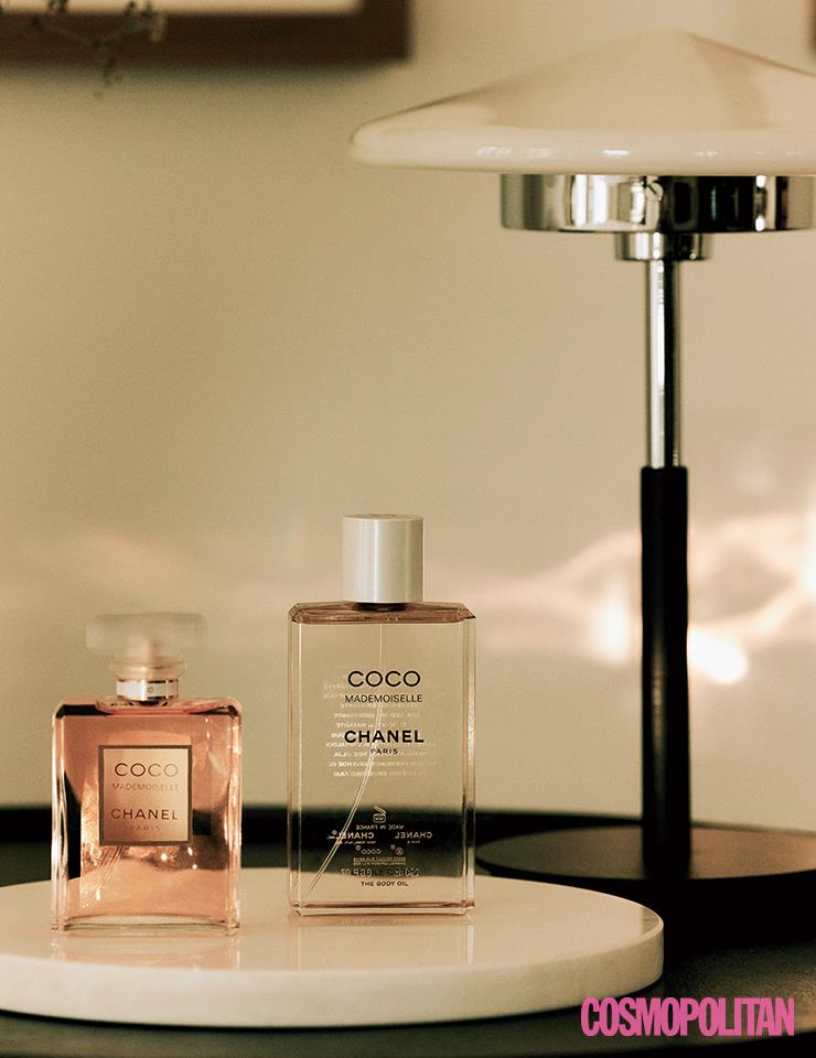 (왼쪽부터)샤넬 코코 마드모아젤 오 드 빠르펭 100ml 24만2천원 상쾌함과 관능적인 오라가 공존하는 감각적인 향수. 시트러스 과일 향의 톱 노트와 미들 노트를 꽉 채운 향기로운 플로럴 향, 시간이 지나면서 점차 짙어지는 바닐라와 파촐리, 앰버 향은 포근하면서도 따뜻한 향기의 흔적을 남긴다. 샤넬 코코 마드모아젤 바디 오일 12만원 생동감 넘치는 상쾌함과 우아한 로즈, 강렬한 앰버 향이 완벽하게 어우러진 코코 마드모아젤의 아이코닉한 감각이 집약된 보디용 오일. 스프레이 타입으로 사용할 수 있는 오일로 섬세하고 실키한 텍스처가 피부를 부드럽게 감싸고 촉촉하게 마무리된다.