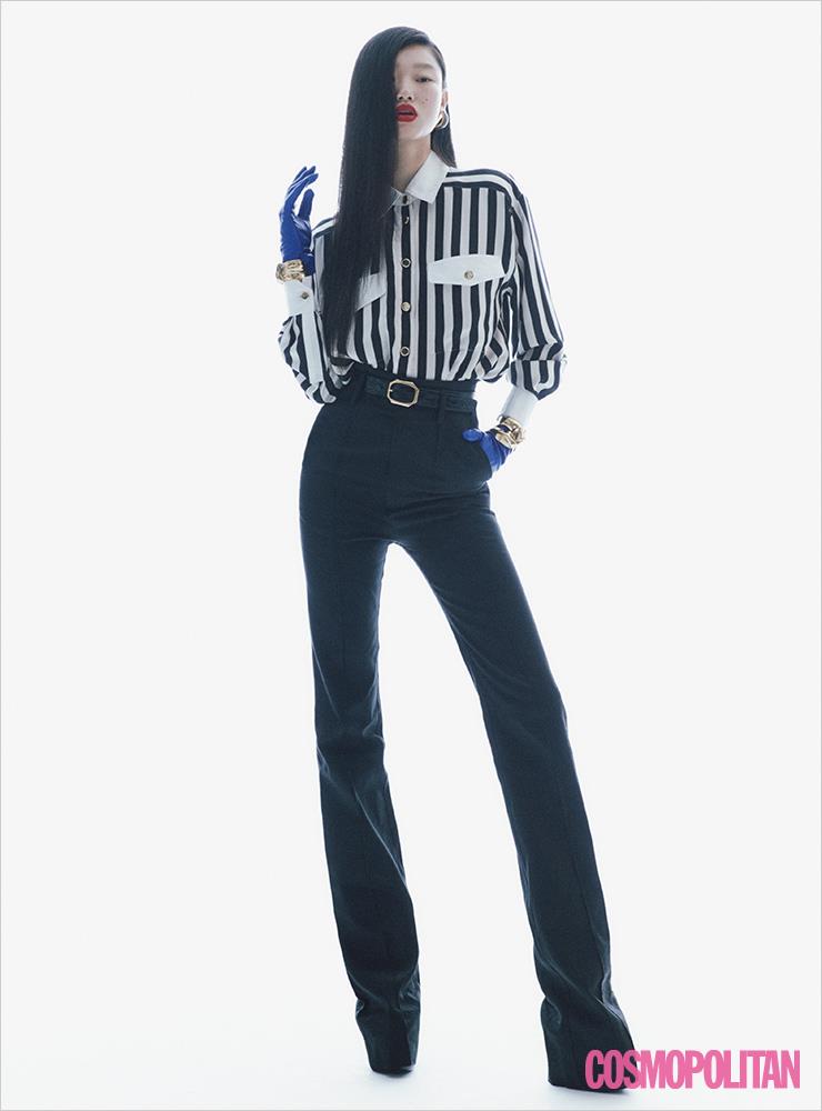 블라우스 가격미정, 블랙 진 가격미정, 벨트 70만원, 글러브 가격미정, 귀고리 가격미정, 커프 가격미정 모두 생 로랑 by 안토니 바카렐로.