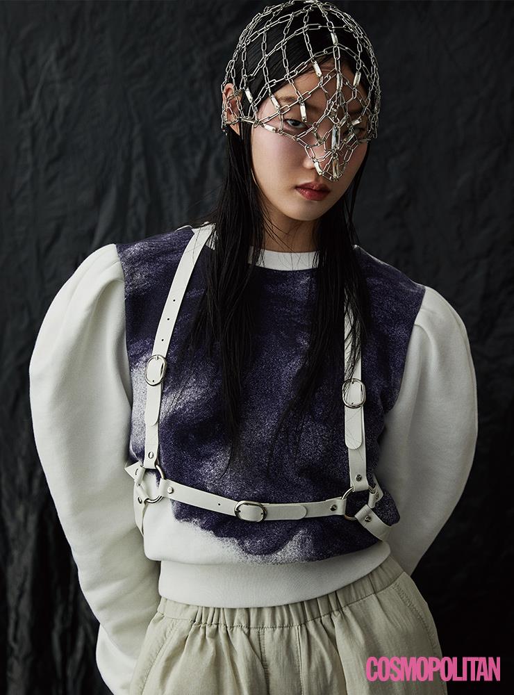 스웨트셔츠 68만원 비비안 웨스트우드. 팬츠 15만9천원 H&M. 크리스털 해트 79만원 큐밀리너리. 하네스 1만4천원대 롸잇히어.