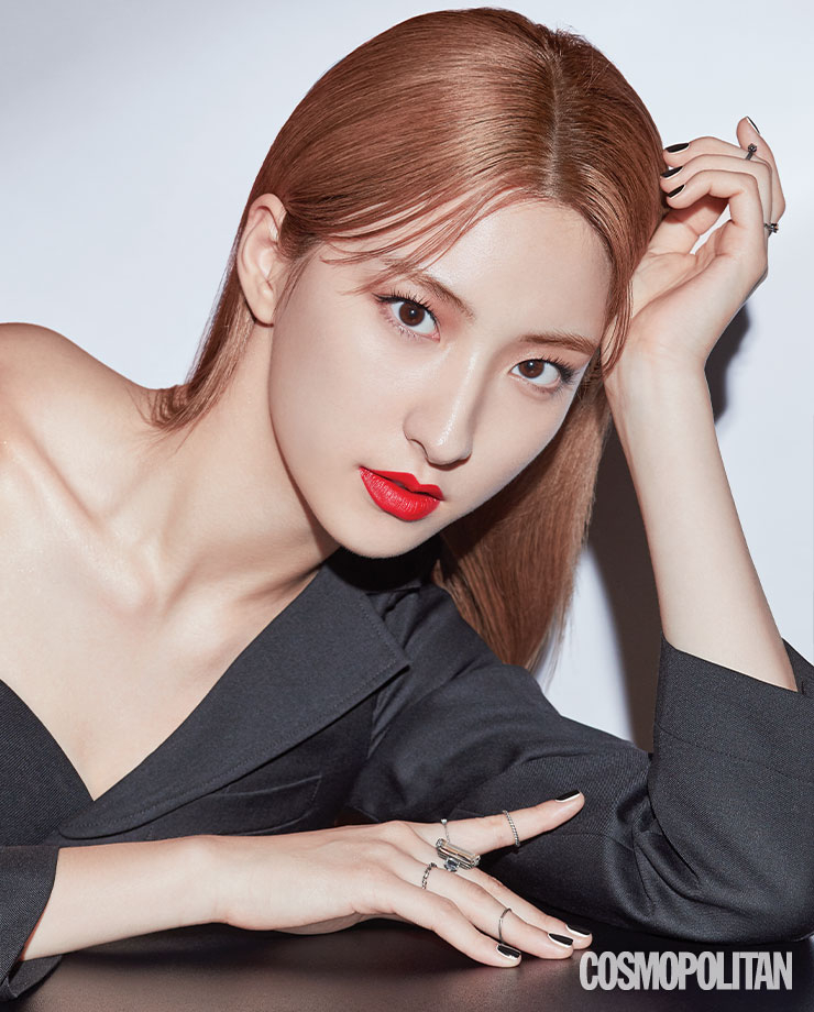 (원피스)데일리미러, (반지)스타일리스트 소장품.