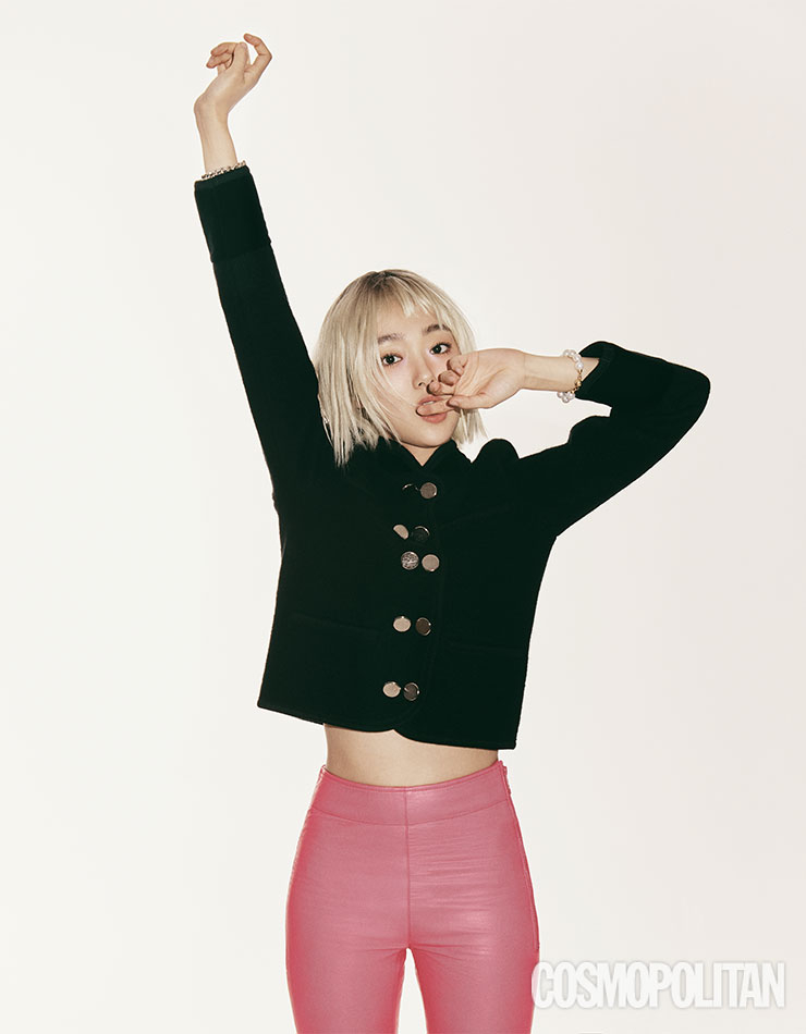 재킷 1백8만원 리에르 by 아데쿠베. 팔찌 24만원 페페주. 팬츠 스타일리스트 소장품.