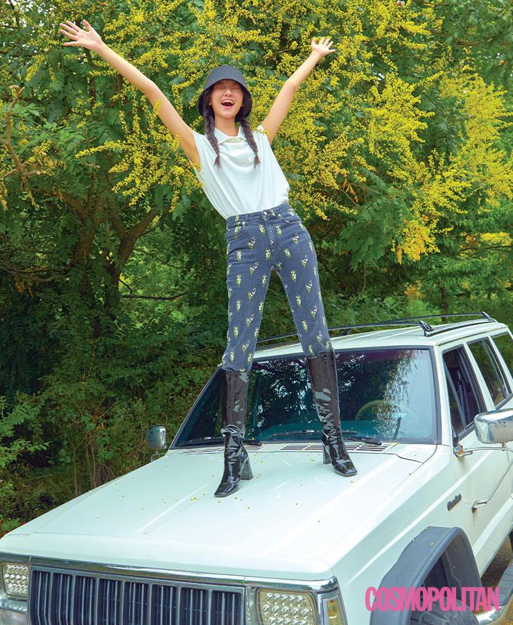 슬리브리스 톱 16만8천원 프레드페리. 데님 팬츠 96만원 소니아 리키엘. 버킷 해트 4만5천원 로클. 롱부츠 1백68만원 프라다.