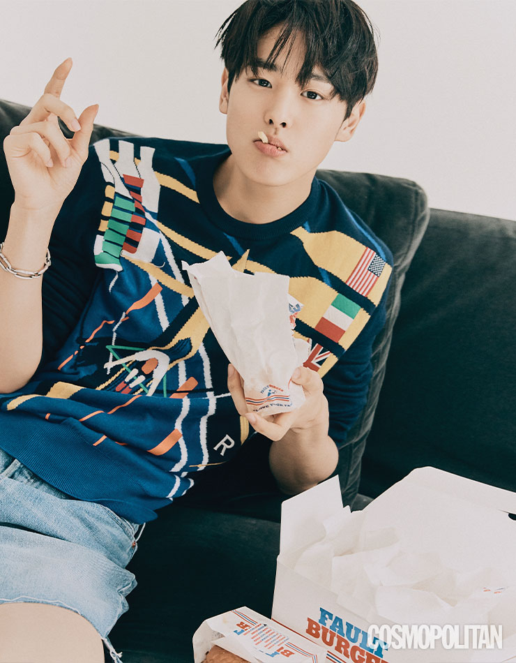 니트 톱 가격미정 폴로 랄프 로렌. 데님 쇼츠 가격미정 리바이스. 액세서리 모두 가격미정 불레또. 