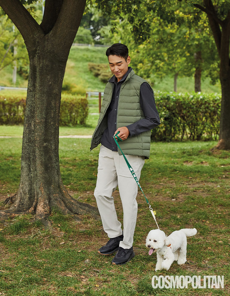 내비게이션 스트레치 다운 베스트, 시티 익스커션 재킷, 보우라인 팬츠 모두 룰루레몬. 