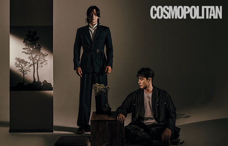 (이진욱)재킷, 톱, 팬츠 모두 가격미정 디올. 슬라이드 가격미정 에르메스. (이준)재킷 34만원 이세. 티셔츠 8만원대 코스. 팬츠 46만원 준지. 앵클부츠 33만원대 코스.