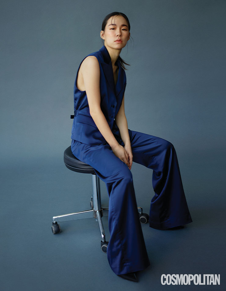 베스트 89만원, 팬츠 89만원 모두 제이백 쿠튀르. 슈즈 1백49만원 아쿠아주라.