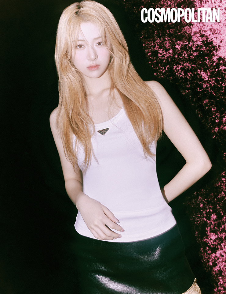 슬리브리스 톱, 스커트 모두 가격미정 프라다.