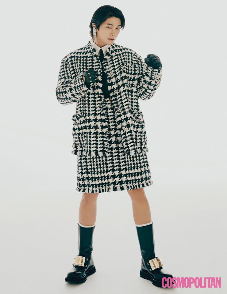 재킷, 스커트, 부츠 모두 가격미정 돌체앤가바나. 귀고리 6만9천원대 H&M. 셔츠, 타이, 글러브 스타일리스트 소장품.