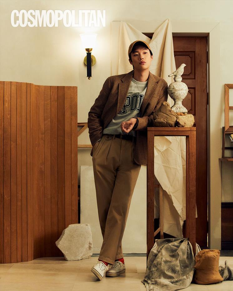 재킷 60만원대, 스웨트셔츠 19만원대, 팬츠 30만원대, 볼캡 8만원대, 벨트 가격미정, 양말 가격미정, 스니커즈 9만원대 모두 폴로 랄프 로렌.
