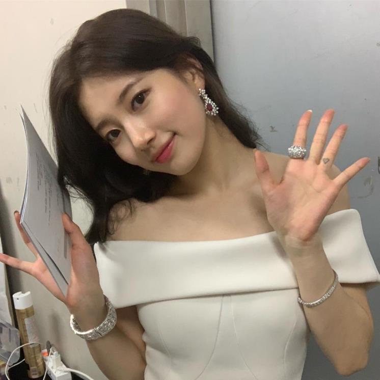 수지 인스타그램 (@skuukzky)