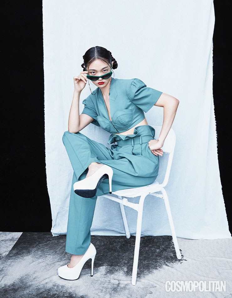 재킷 62만원, 팬츠 48만원 모두 YCH. 선글라스 40만원대 돌체앤가바나 by 룩소티카. 선글라스 스트랩, 슈즈 스타일리스트 소장품.