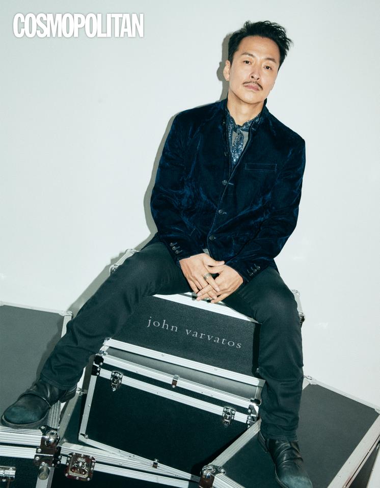 슬림 핏 재킷, 리넨 크루넥 티셔츠, 바워리 니트 진, 반다나, 스털링 실버 밴드 링, 모리슨 샤페이 부츠 모두 존 바바토스.