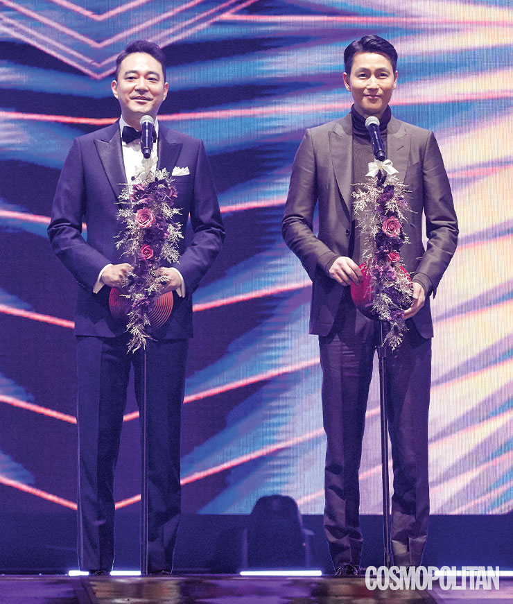 음반 대상을 시상하기 위해 무대에 오른 홍정도 JTBC 대표와 배우 정우성.