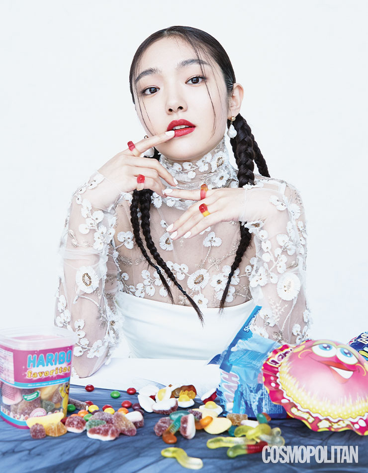 드레스 1백58만1천원 알렉스 페리 by 네타포르테. 시스루 톱 49만8천원 리리. 귀고리 가격미정 블랙뮤즈.