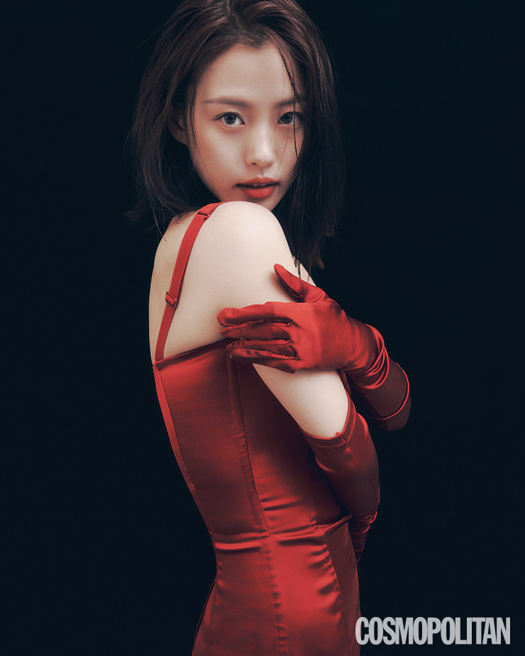 뷔스티에 드레스 4백45만원, 롱 장갑 62만원 모두 돌체앤가바나.