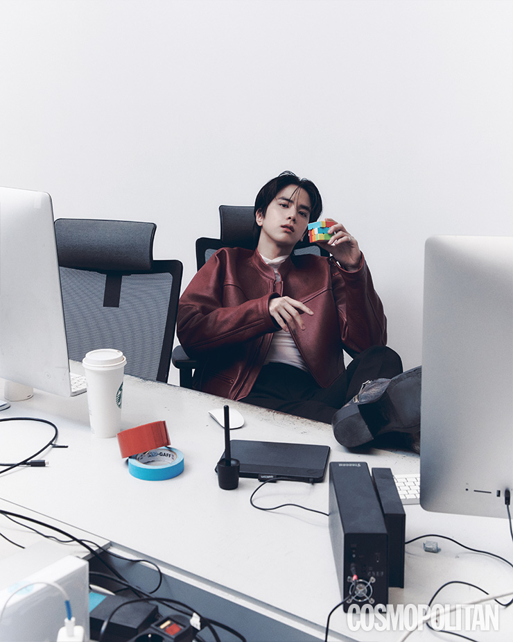 가죽 재킷, 시스루 톱, 팬츠 모두 가격미정 꾸레쥬. 부츠 가격미정 디젤.