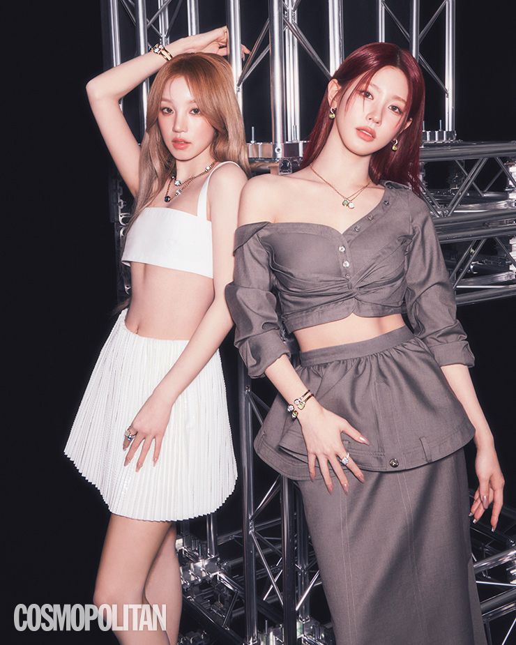  (우기)스카이 블루 토파즈를 크레시드라 더블페이스 커팅 방식으로 세공한 누도 소투아 네크리스, 화이트 다이아몬드와 함께 스카이 블루 토파즈, 런던 블루 토파즈가 비대칭으로 세팅된 누도 오픈 뱅글, (왼손 위부터)화이트 밀키 토파즈가 세팅된 누도 링, 스카이 블루 토파즈가 세팅된 누도 링 모두 포멜라토. 브라톱, 미니스커트 모두 웰던. (미연)2개의 그린 프레지오라이트와 56개의 화이트 다이아몬드가 세팅된 누도 이어링, (위부터)10개의 다이아몬드와 화이트 토파즈가 세팅된 누도 펜던트 네크리스, 10개의 다이아몬드와 프레지오라이트가 세팅된 누도 펜던트 네크리스, (위부터)1.3캐럿 다이아몬드가 비대칭 세팅된 화이트 골드 누도 오픈 뱅글, 레몬 컬러의 프레지오라이트와 다이아몬드가 비대칭 세팅된 로즈 골드 누도 오픈 뱅글, 3.6캐럿의 137개 다이아몬드가 누도 젬스톤 컷 모티브로 풀파베 세팅된 누도 솔리테어 아솔루토 링 모두 포멜라토. 블라우스, 스커트 모두 록. 