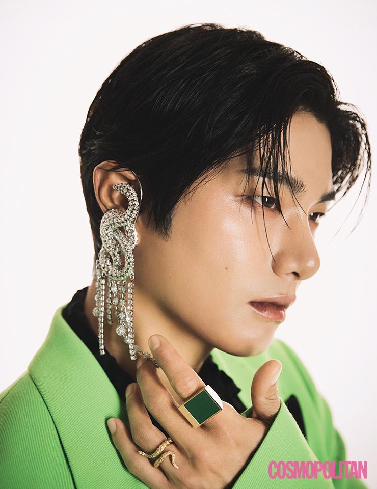 턱시도 블레이저, 셔츠 모두 가격미정 아미. 귀고리 6만9천원대 H&M. 반지 (왼쪽부터)33만원대 복초이. 24만원대 포트레이트 리포트.