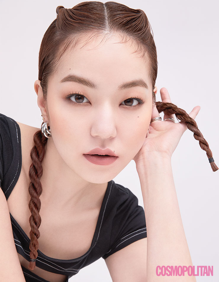 크롭 톱 큐리티, 귀고리 아티카, 반지 모두 임크리.