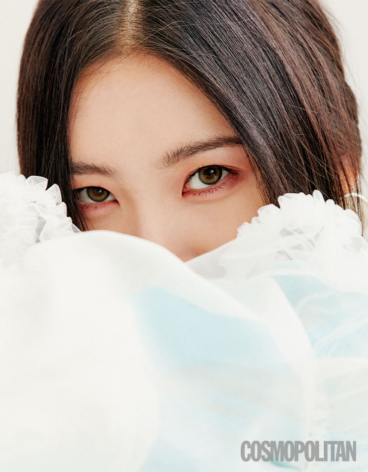 화이트 시스루 블라우스 가격미정, 블루 시스루 블라우스 2백69만원 모두 펜디. 귀고리 13만원 1064스튜디오.