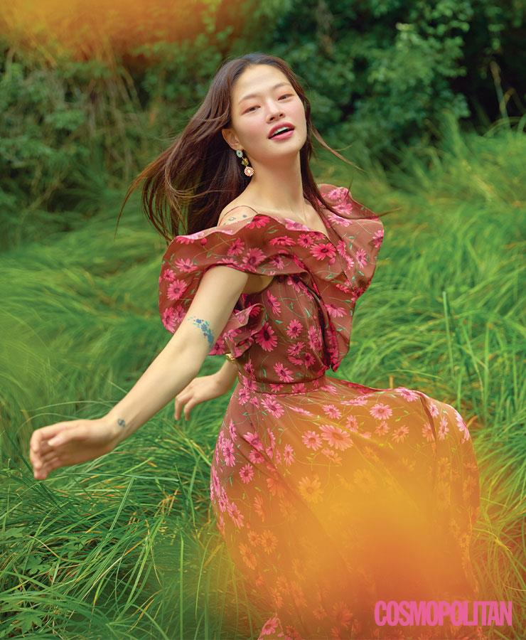 드레스 3백26만원 마이클코어스 컬렉션. 귀고리 9만8천원, 팔찌 42만5천원 모두 드와떼.