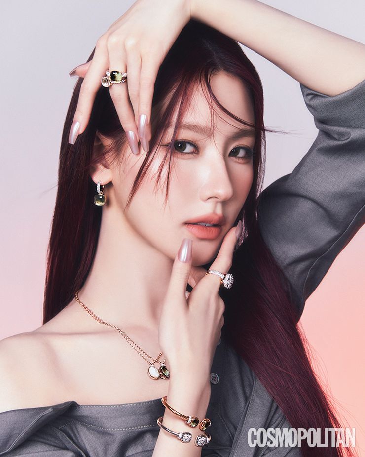  2개의 그린 프레지오라이트 원석과 56개의 화이트 다이아몬드가 세팅된 누도 이어링, (위부터)10개의 다이아몬드와 화이트 토파즈가 세팅된 누도 펜던트 네크리스, 10개의 다이아몬드와 프레지오라이트가 세팅된 누도 펜던트 네크리스, (오른손 위부터)레몬 컬러의 프레지오라이트와 다이아몬드가 비대칭 세팅된 로즈 골드 누도 오픈 뱅글, 1.3캐럿 다이아몬드가 비대칭 세팅된 화이트 골드 누도 오픈 뱅글, (왼손 위부터)그린 프레지오라이트가 세팅된 다이아몬드 파베 밴드 누도 클래식 링, 화이트 토파즈가 세팅된 누도 쁘띠 링, (오른손)3.6캐럿의 137개 다이아몬드가 누도 젬스톤 컷 모티브로 풀파베 세팅된 누도 솔리테어 아솔루토 링 모두 포멜라토. 블라우스 록. 