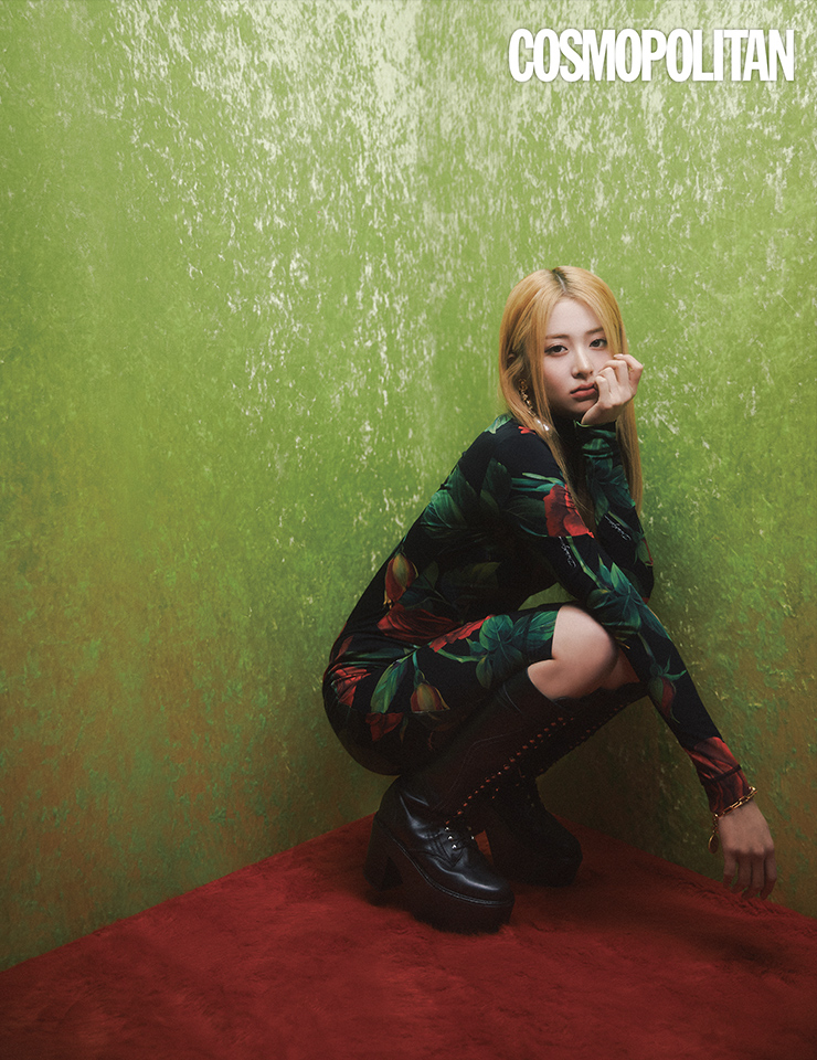 드레스, 귀고리, 팔찌 모두 가격미정 돌체앤가바나. 롱부츠 가격미정 포츠 1961.