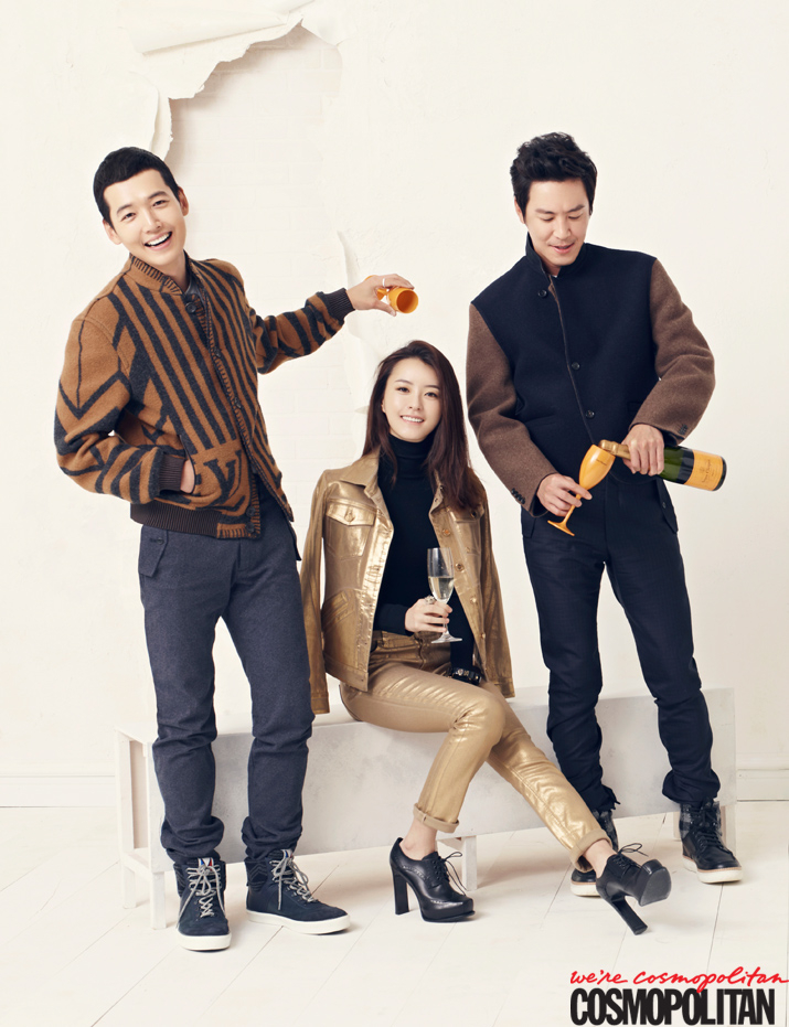 뜻깊은 자리를 기념하기 위해 5명의 배우들이 잔을 채운다. (정경호)재킷·팬츠 모두 가격미정, 슈즈 1백만원대, (정유미)터틀넥 스웨터·팬츠·재킷 모두 가격미정, 슈즈 2백만원대, (최원영)재킷·팬츠 모두 가격미정, 슈즈 1백20만원대
