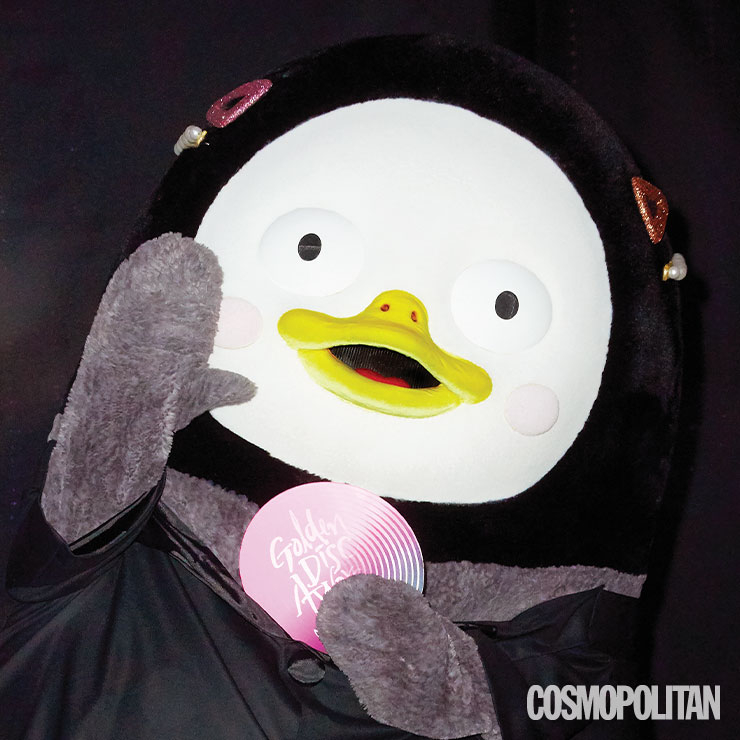 펭-하! 시상자로 나선 펭수가 카메라를 보며 포즈를 취하고 있다.