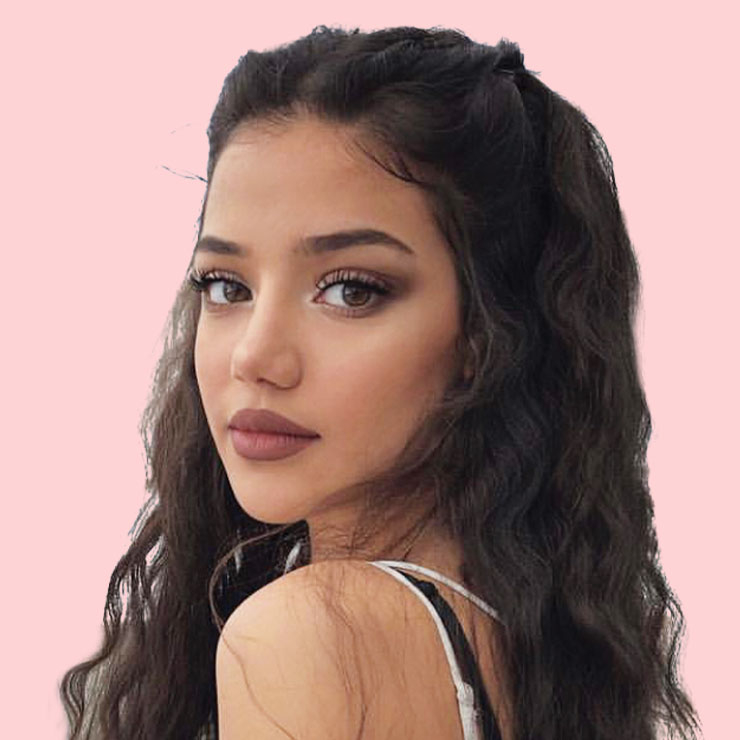 디나 데노이어 &rarr; 신비로운 매력을 지닌 독일 출신의 모델! 구릿빛 피부와 히피 펌 헤어, 묘한 눈동자 색까지 넘사벽 외모로 인기 급부상 중~.