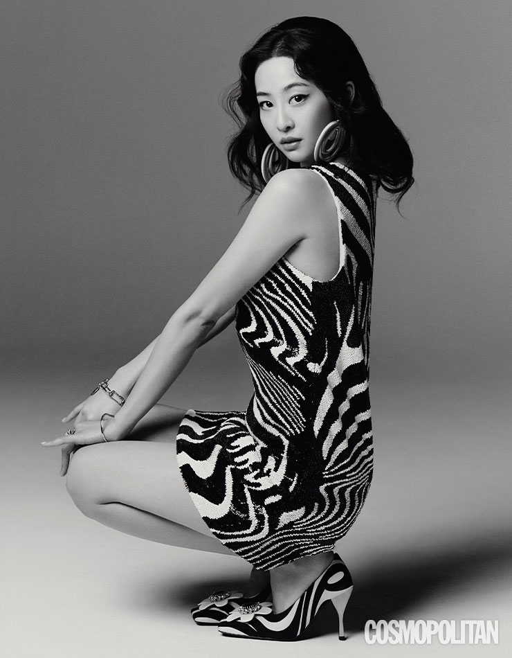 미니드레스 7백17만원, 슈즈 가격미정 모두 8 몽클레르 리차드 퀸. 귀고리 가격미정 조르지오 아르마니. 팔찌 (위부터)1백17만2천원, 53만7천원 모두 모니카 비나더. 반지 3만9천원 프루타.