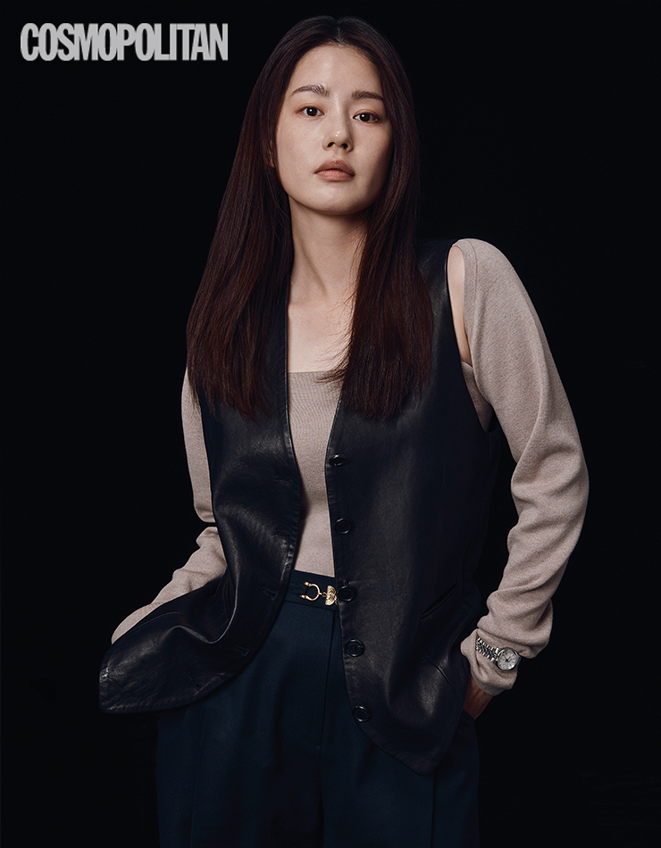 베스트 49만8천원, 팬츠 32만8천원 모두 잉크. 니트 톱 가격미정 코스. 시계 1백22만원 페라가모 타임피스 by 갤러리어클락.