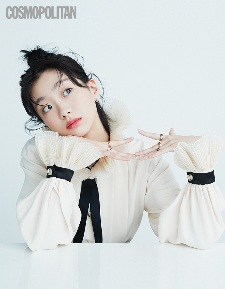 블라우스 가격미정 샤넬. 귀고리, 반지 모두 가격미정 샤넬 화인주얼리 코코 크러쉬. 