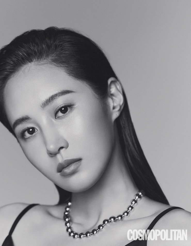 슬립 드레스 12만6천원 모어올레스. 목걸이 스타일리스트 소장품.