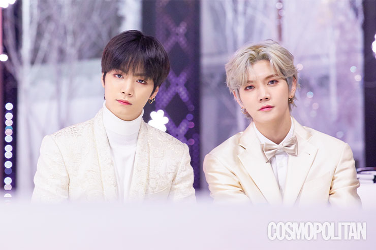 화이트 의상으로 맞춰 입고 완벽한 ‘겨울 왕자’ 모먼트를 보여주는 JR과 렌.