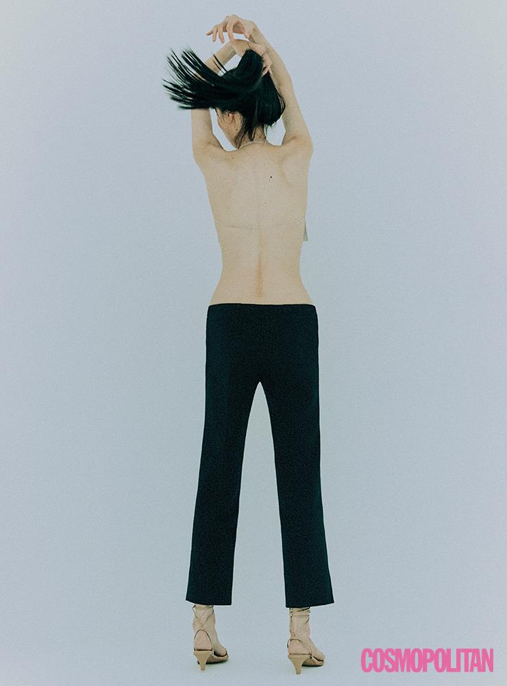 톱 4만6천원대 카밀라. 팬츠 가격미정 생 로랑 by 안토니 바카렐로. 스트랩 슈즈 34만8천원 렉토.