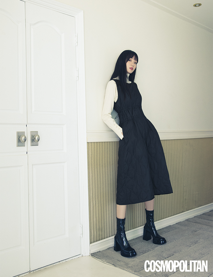 아이보리 컬러 터틀넥 니트, 블랙 컬러 퀼팅 드레스 모두 더엣지.