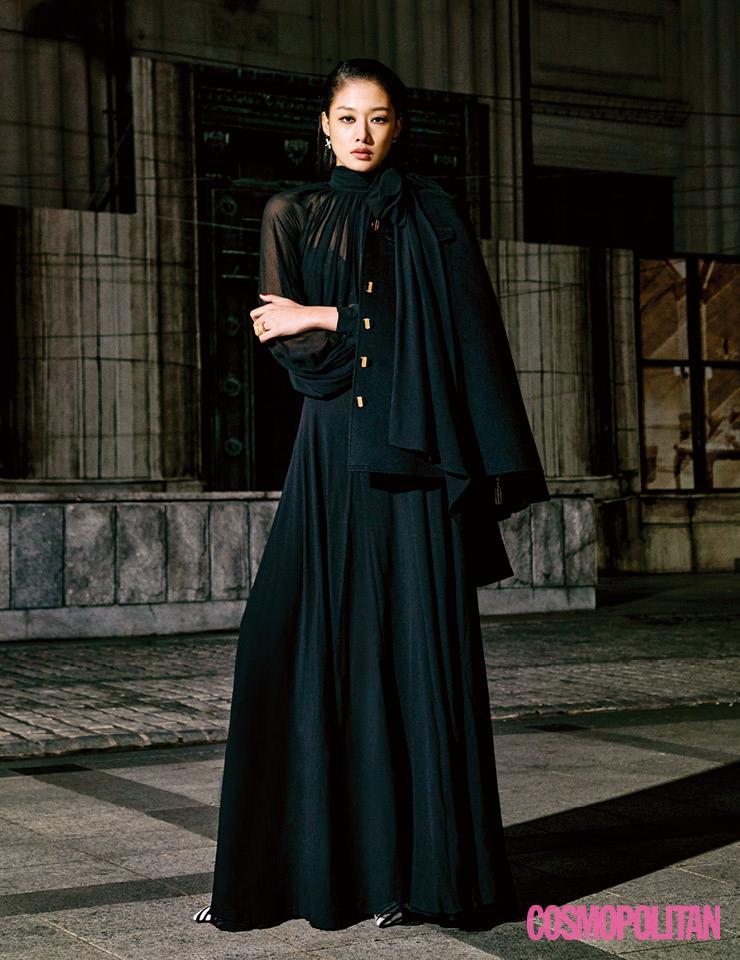 ELEGANT MADeMOIsELLE_ 무슈 이브 생 로랑의 헤리티지가 연상되는, 롱 드레스와 케이프의 우아한 만남. 케이프 6백만원대, 귀고리 78만원 모두 루이 비통. 시폰 드레스 가격미정 포츠 1961. 가죽 브라 7만9천원 자라. 반지 각각 20만9천원 모두 포트레이트 리포트. 슬링백 가격미정 쥬세페 자노티.