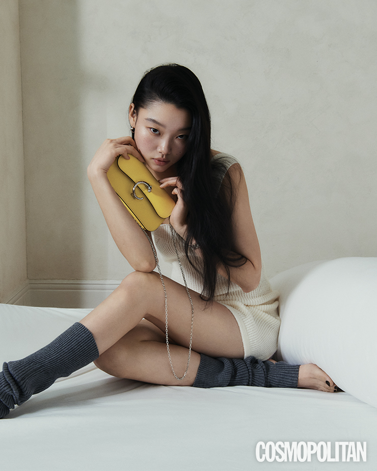 화이트 골드 소재의 저스트 앵 끌루 이어링, 스틸 케이스와 브릴리언트컷 다이아몬드가 세팅된 베젤의 스몰 팬더 드 까르띠에 워치, 옐로 컬러 송아지 가죽 소재의 팬더 C 드 까르띠에 백 모두 가격미정 까르띠에. 레그 워머 메종 마레. 니트 미니드레스 에디터 소장품.