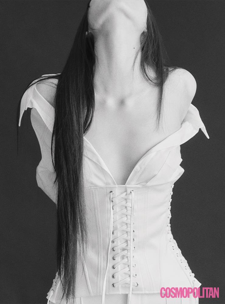 코르셋 45만원 YCH. 셔츠 5만9천원 자라. 슬랙스 45만8천원 앨리스+올리비아.
