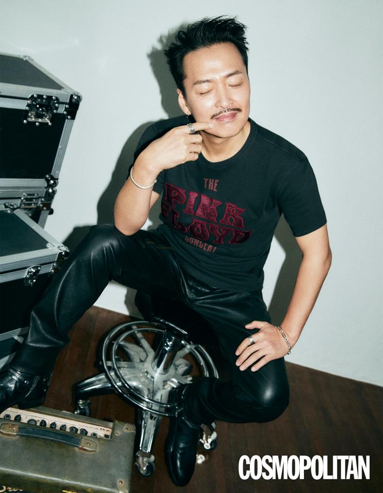 핑크 플로이드 아플리케 크루넥 티셔츠, 케브 플라이트 팬츠, (오른손)실버 커프, 스털링 실버 밴드 링, (왼손)스털링 실버 올 어라운드 브레이슬릿, 실버 페더 링, 엘드릿지 하네스 부츠 모두 존 바바토스.