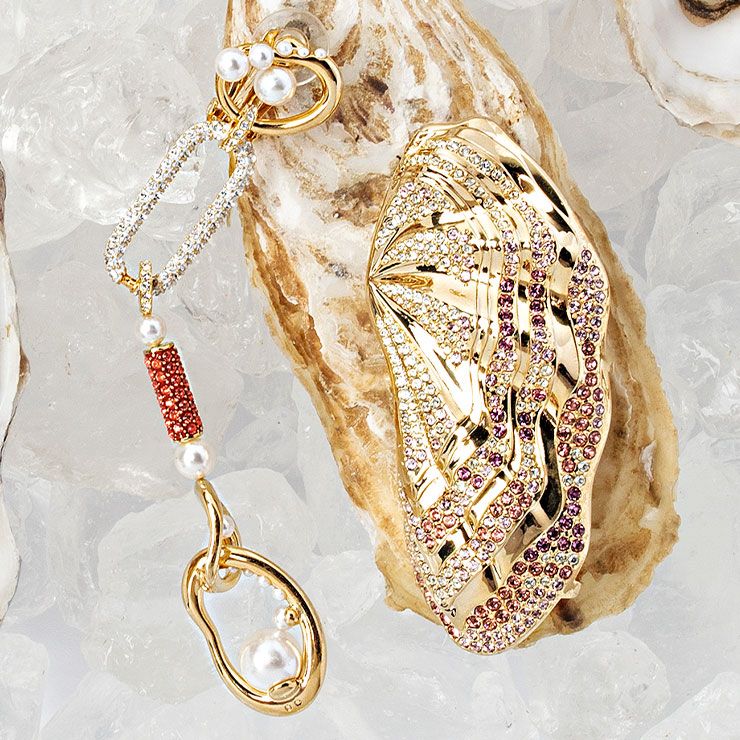 크리스털과 진주를 세팅한 이어 커프와 귀고리 30만원대 스와로브스키(Swarovski).