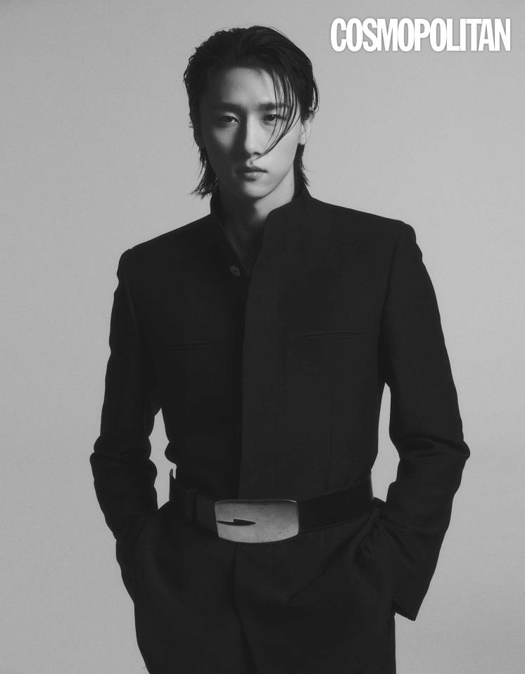 재킷, 벨트, 팬츠 모두 가격미정 구찌.