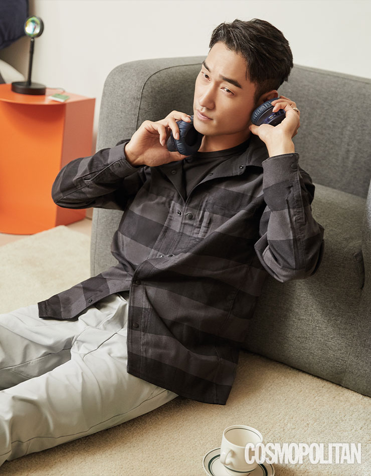 리버서블 셔츠, 메탈 벤트 테크 숏 슬리브 톱, ABC 조거 팬츠 모두 룰루레몬. 