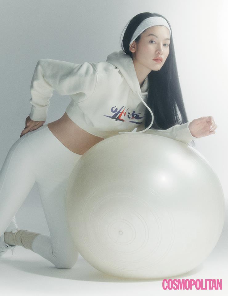 크롭트 후디 1백6만원 오프화이트. 팬츠 13만8천원 룰루레몬. 헤어밴드 에디터 소장품.