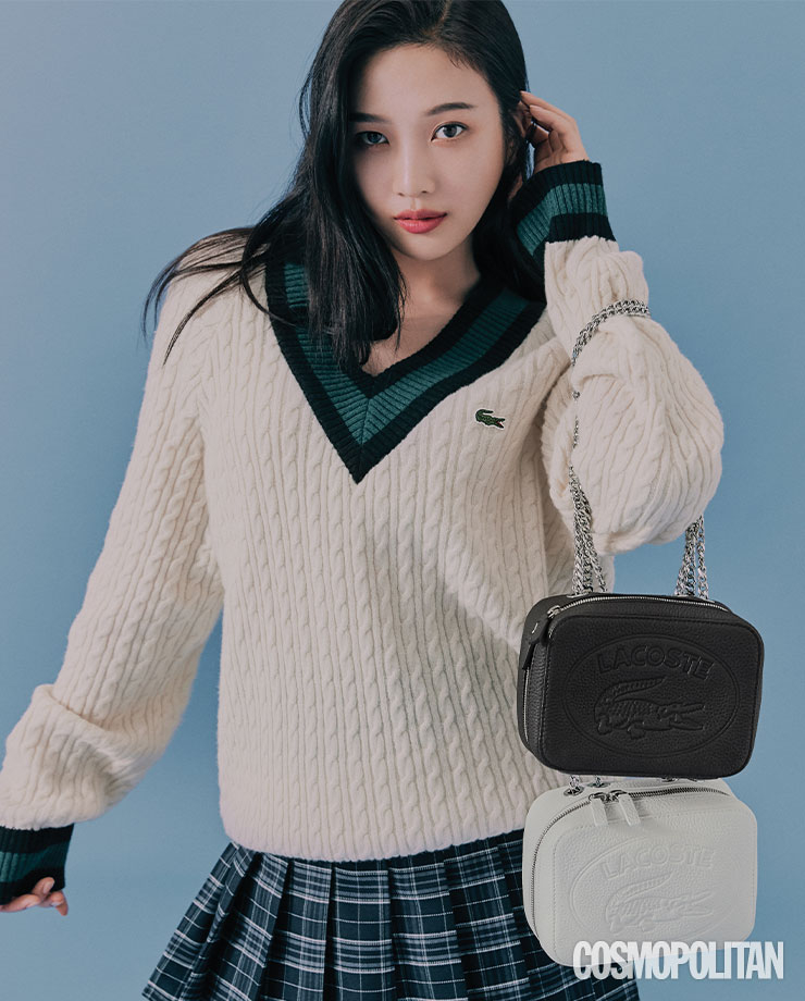 스웨터 10만원대 라코스테 라이브. 크로코 크루 크로스 백 각각 25만9천원 모두 라코스테. 스커트 스타일리스트 소장품.