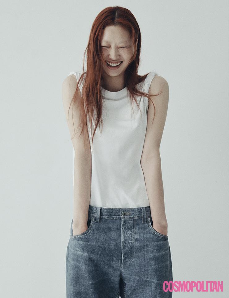 크루넥 티셔츠 가격미정 코스. 데님 프린트 가죽 팬츠 가격미정 보테가 베네타.